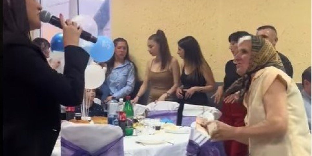 Baka sa maramom i bakšišom u ruci peva i igra na veselju: Srbe oduševila, a raspametila i goste (VIDEO)