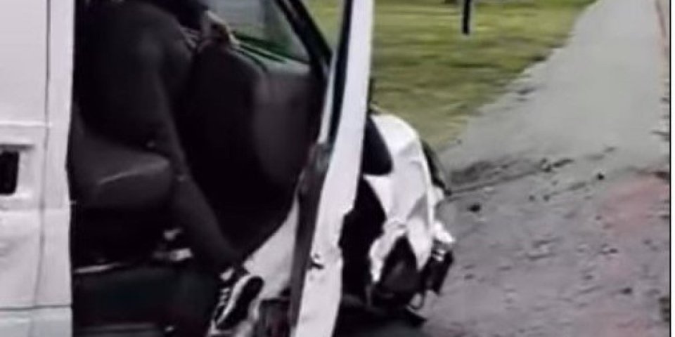 Kombi sleteo s puta kod Aerodroma "Nikola Tesla": Nesreća u ranu zoru, vozač tvrdi da mu je pukla guma