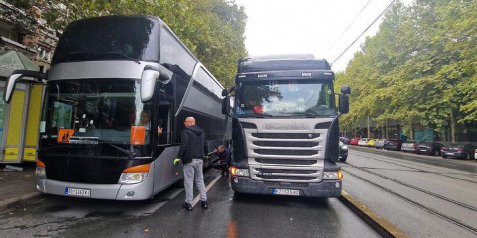 Skandal u Beogradu! Vozač došao pijan da vozi decu na ekskurziju, seo za volan i nastavio vožnju ka Zlatiboru (FOTO)