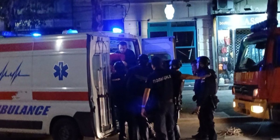 Sekirom i noževima krenuo na policiju! Šok detalji drame na Vračaru: Policajci ranili napadača, prevezen u Urgentni centar (FOTO, VIDEO)