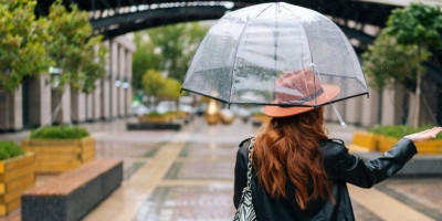 U Srbiji će danas biti promenljivo oblačno i svežije, mestimično sa kratkotrajnom kišom ili lokalnim pljuskovima koji će ponegde biti praćeni grmljavinom, saopštio je Republički hidrometeorološki zavod (RHMZ).