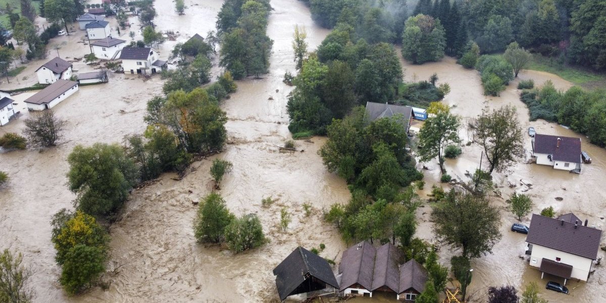 JEZIVE POPLAVE U BiH, U TOKU POTRAGA ZA NESTALIMA! Proglašeno stanje prirodne nesreće, broj mrtvih raste (FOTO/VIDEO)