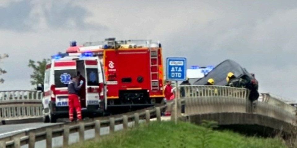 Stravična nezgoda u Bačkom Petrovcu: Automobil probio ogradu na mostu, više osoba povređeno