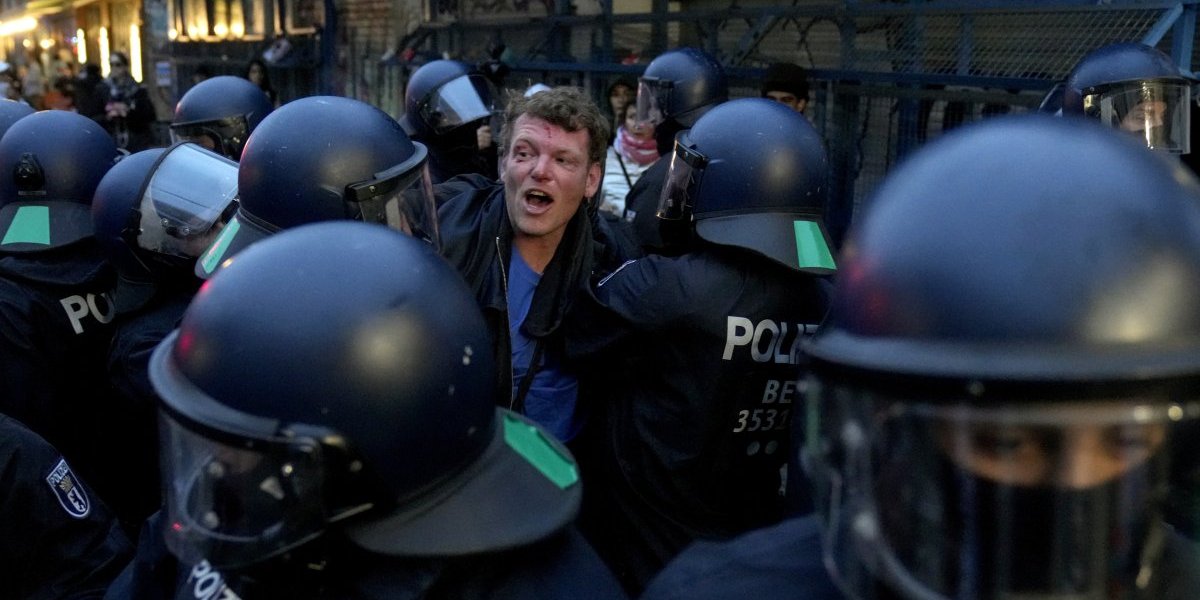 (FOTO, VIDEO) Brutalan sukob sa policijom! Haos na ulicama Berlina, nikad viđeno nasilje!