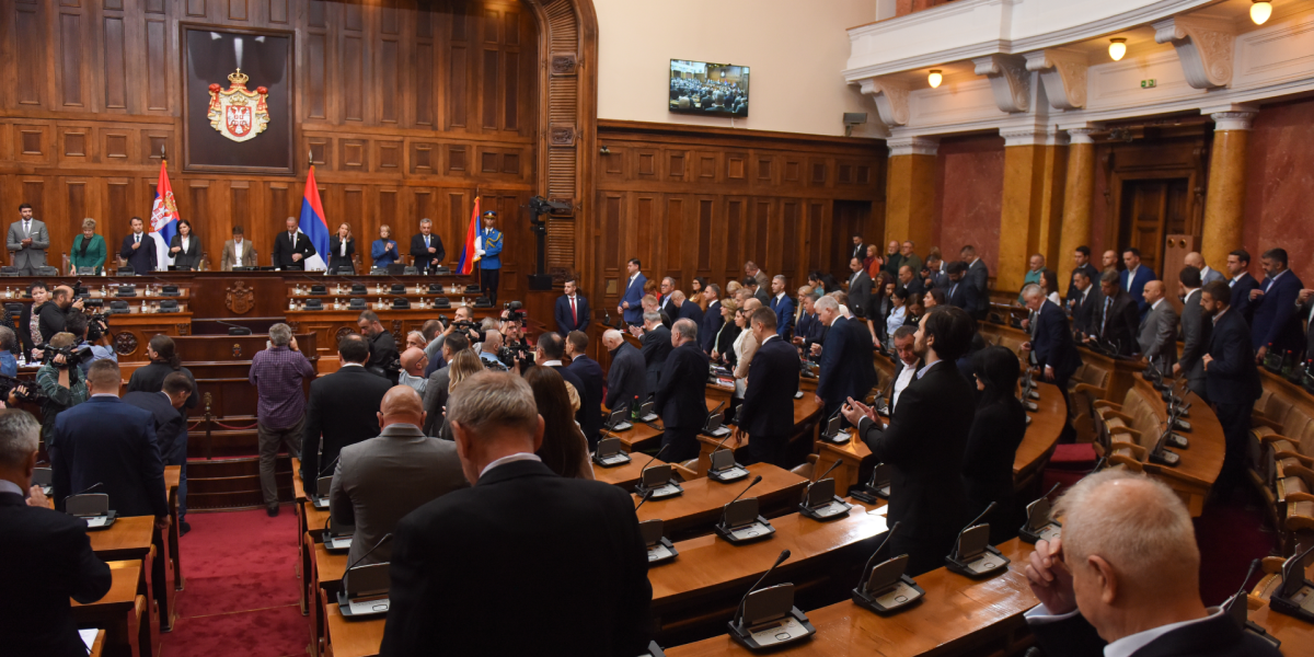 U toku rasprava o litijumu! Cirkuzijada u Skupštini - Ćuta drži transparent, Lazović i Aleksić dobacuju dok govori Danijela Nestorović!