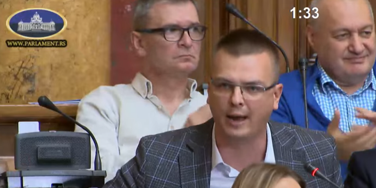 (VIDEO) ''Veliki patriota'' Parandilović preti u Skupštini: Kad vam dođe Strazbur u Beograd, vi ste svoje završili!