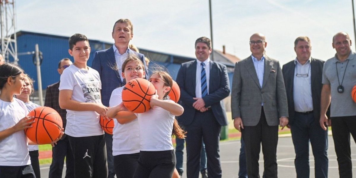 (VIDEO) Premijer Vučević zaigrao fudbal i košarku sa osnovcima u Paraćinu!