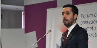 Bivši ministar Tomislav Momirović jutros je uhapšen, otkrio je glavni urednik Informera Dragan J. Vučićević.