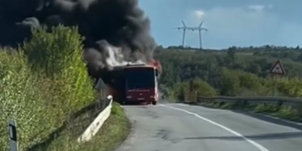 Zapalio se autobus na putu kod Malog Orašja: Vatra progutala vozilo, dim dostigao neverovatnu visinu (VIDEO)