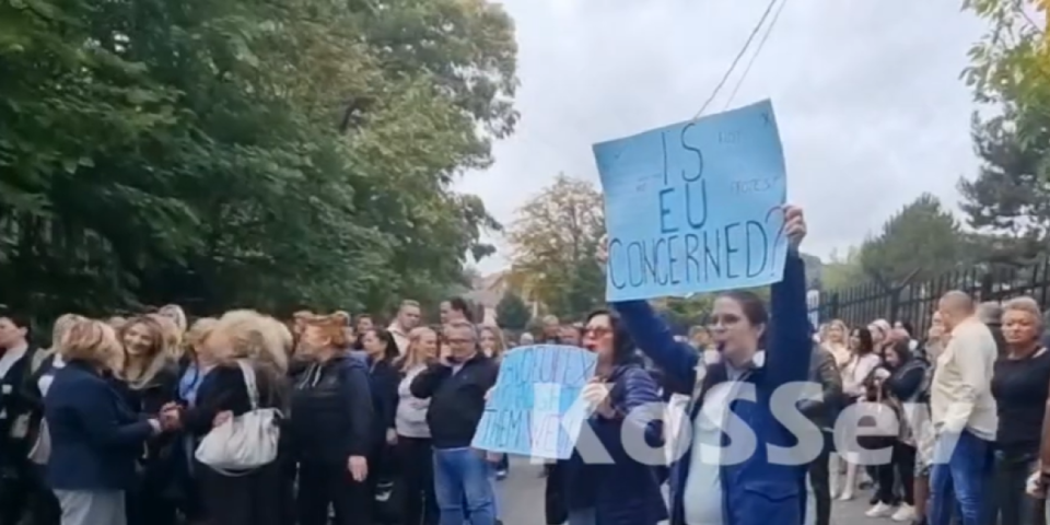 "Da li je Evropska unija zabrinuta?": Srbi protestuju u Kosovskoj Mitrovici zbog hapšenja Aleksandra Arsenijevića, uputili pitanje