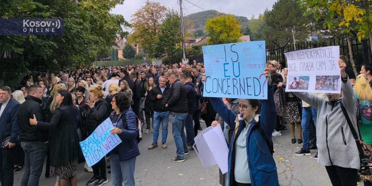 "Da li je Evropska unija zabrinuta?": Srbi protestuju u Kosovskoj Mitrovici zbog hapšenja Aleksandra Arsenijevića, uputili pitanje