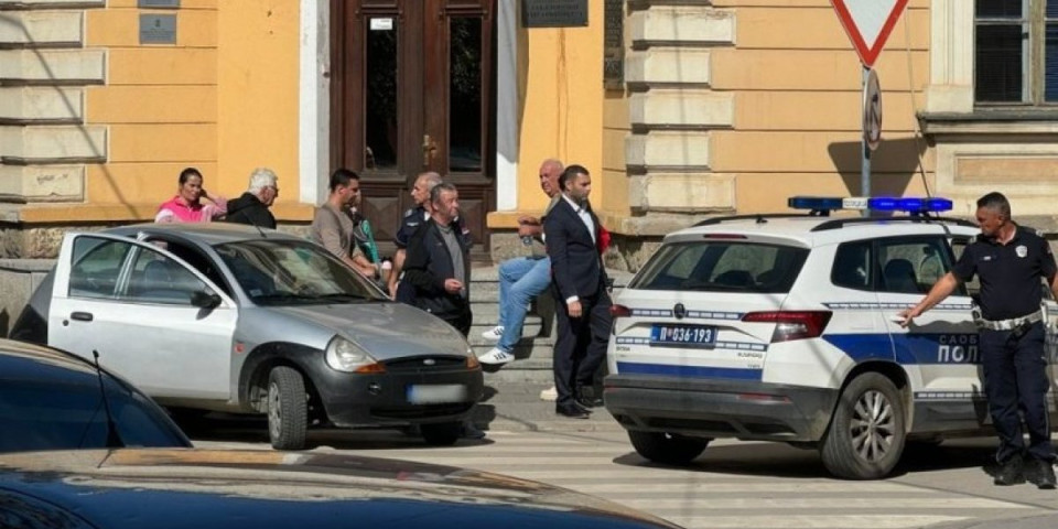 Incident kod opštine u Leskovcu: Vozač pregazio nogu pešaku pa usledio obračun!