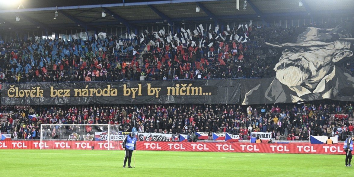 Česi provocirali Albance! Na teren izneli srpsku trobojku uz natpis "Kosovo je Srbija", izbila opšta tuča! (FOTO/VIDEO)