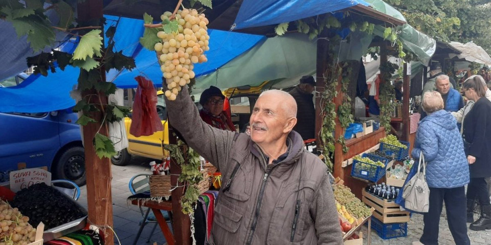 Kakav peh! Zdravko se "razboleo"  od muke! Imao je grozd od 7 kg, a sad...