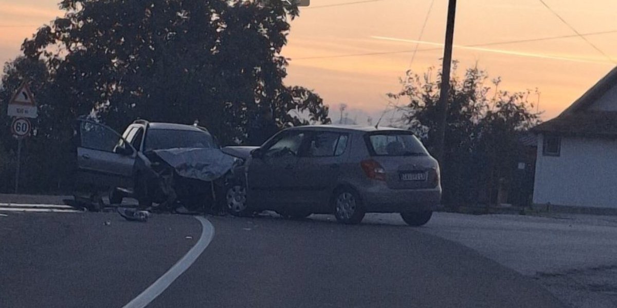 Teška nesreća kod Topole: Direktan sudar dva automobila na krivini "volan"! (FOTO)