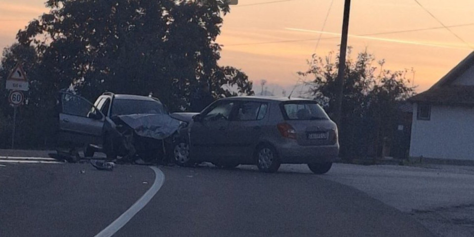 Težak udes kod Topole: Direktan sudar dva automobila na krivini "volan"! (FOTO)