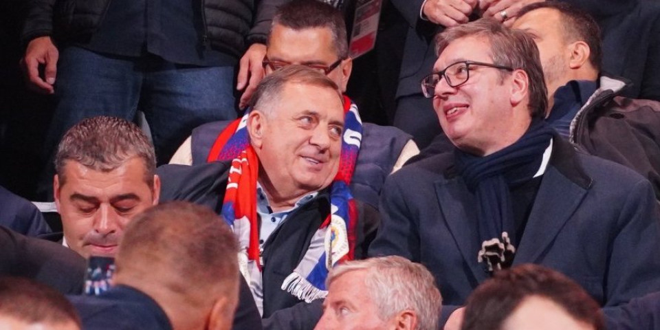 Predsednik Vučić bodri "orlove" sa tribina! Evo ko je sve u njegovom društvu! (FOTO)