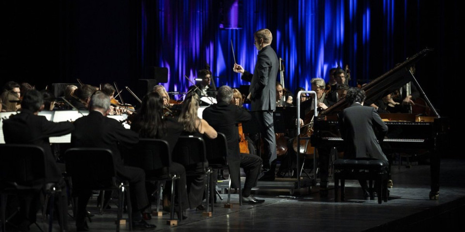 Kraljevska filharmonija priredila spektakl za pamćenje: Stajaće ovacije i burni aplauzi za Vasilija Petrenka i Yunchana Lima u prepunom "Sava Centru"