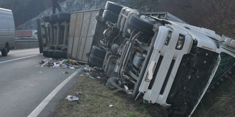 Prevrnuo se kamion kod Čačka! Nema povređenih, šteta ogromna