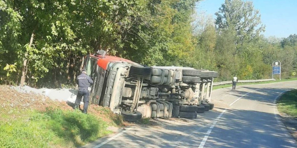 Kolona kod Mrčajevaca! Kamion prevrnut na bok ostao na kololovozu i skoro blokirao saobraćaj