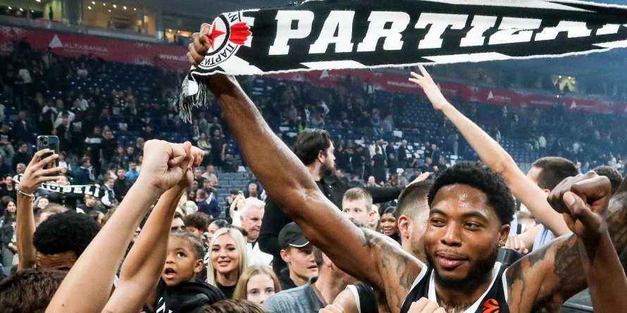 Samo tebi verni... Lesorova supruga i sin bodrili Partizan u Areni!