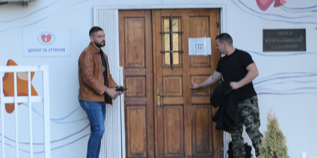 Izvođenje dečaka ubice iz Klinike  za neurologiju i psihijatriju za decu i omladinu