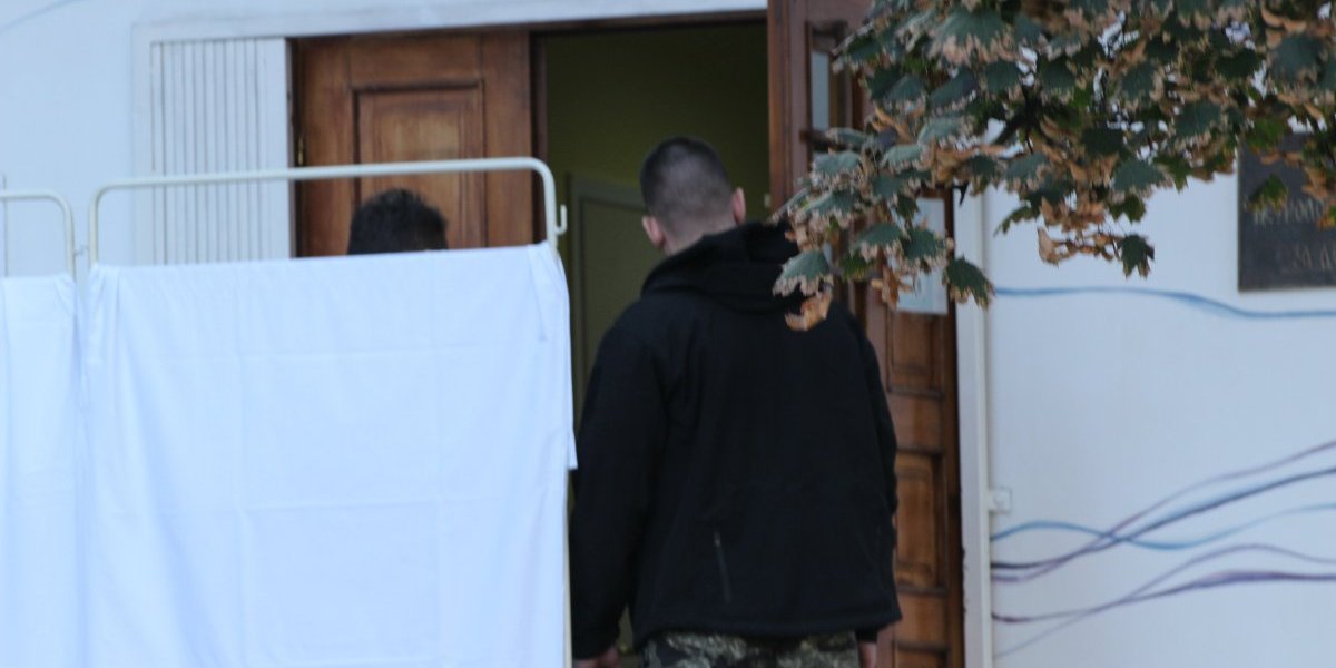 Izvođenje dečaka ubice iz Klinike  za neurologiju i psihijatriju za decu i omladinu