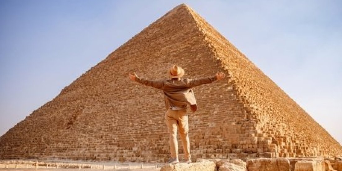 Na vrhu piramide snimio nešto neverovatno! Ljudi zapanjeni, nikome nije jasno kako se ovo dogodilo (VIDEO)