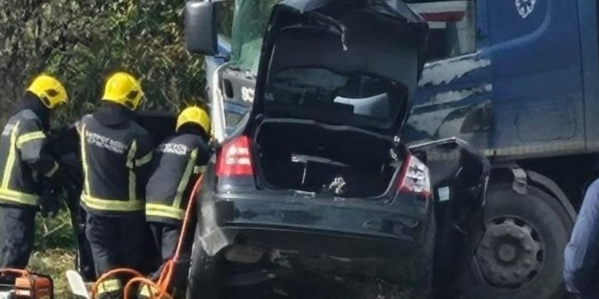 Jeziva nesreća kod Sivca, automobil podleteo pod kamion! Na licu mesta intervenišu vatrogasci, jedna osoba poginula! (FOTO)