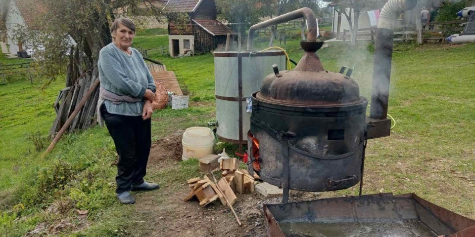 Opet teče prepečena ljuta! U osmoj deceniji baka Radojka ne odustaje, ispekla je hiljade kazana (FOTO)