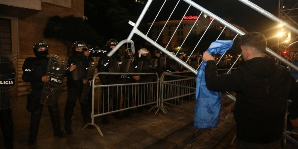 (VIDEO) Haos u Albaniji! Žestoki sukobi poslanika i policije ispred zgrade parlamenta u Tirani!