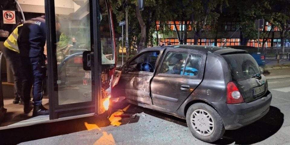 Automobilom naleteo na autobus! U sudaru u centru Niša povređena devojka na mestu suvozača (FOTO)