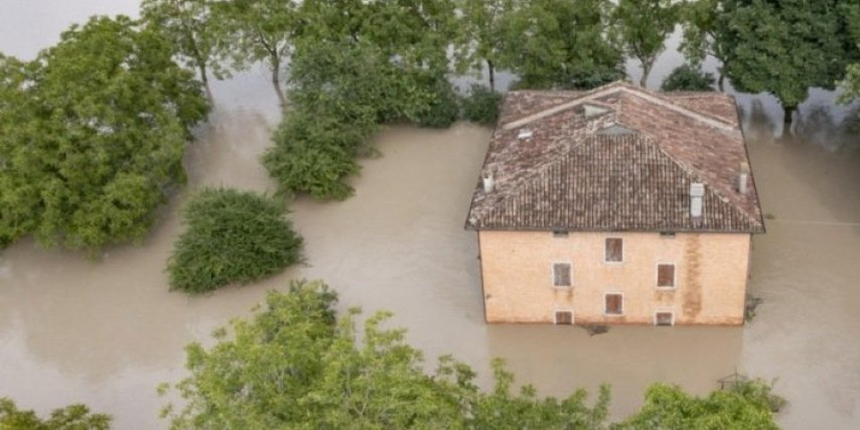 Velike poplave u Toskani, izlila se reka, pod vodom 2.000 hektara sa usevima! (VIDEO)