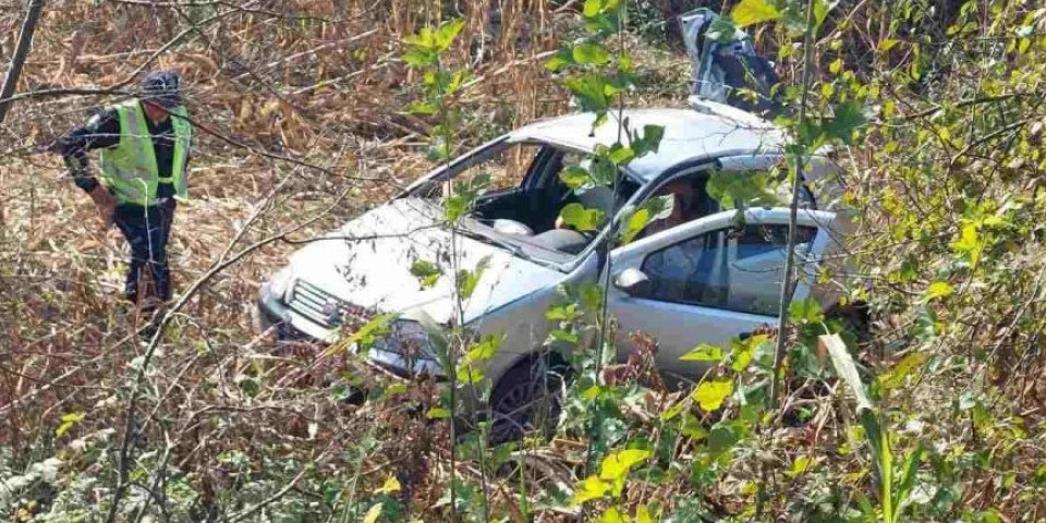 Udes u Aleksincu! Opelom sleteo s puta i zabio se u banderu, povređene četiri osobe