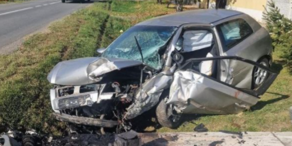 Stravična saobraćajka u Srpskom Miletiću! Auto smrskan kao konzerva (FOTO)