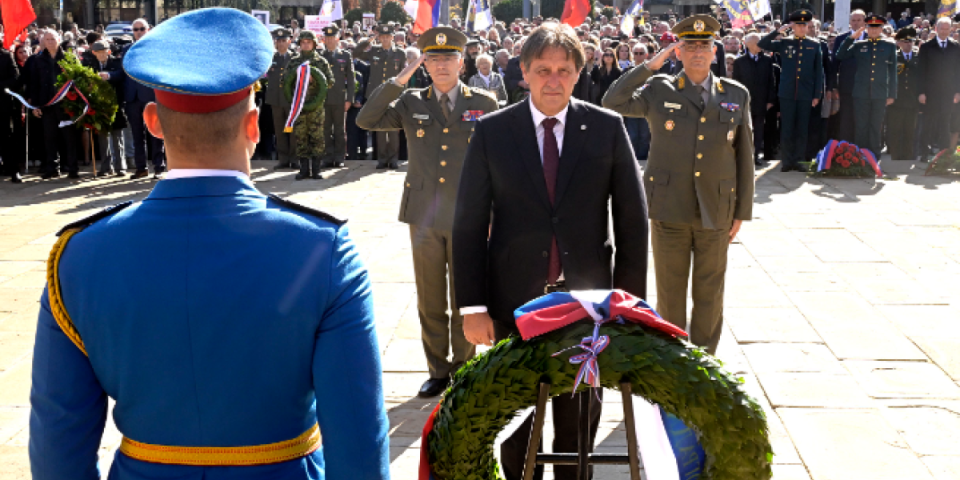 Bez vaše žrtve danas ne bi bilo naše slobode! Ministar Gašić predvodio državnu ceremoniju polaganja venaca na Groblju oslobodilaca Beograda