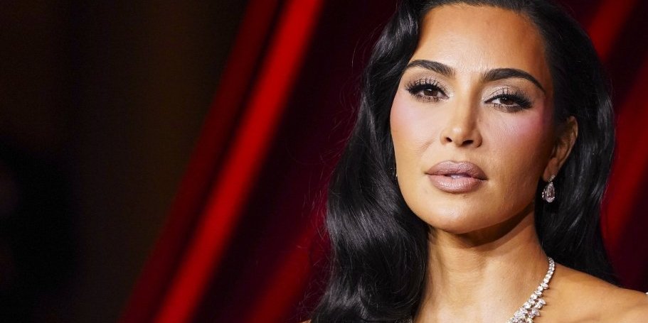 VEČE GLAMURA! Kim Kardašijan zasenila sve pristune u kreaciji staroj 26 godina - a tek ostale da vidite (FOTO)