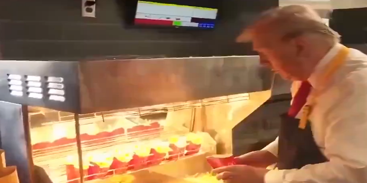 (VIDEO) Tramp došao u Mekdonalds i brutalno ponizio Kamalu! Stavio kecelju i počeo da prži pomfrit, sve zbog samo jednog razloga!