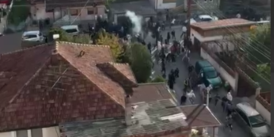 Opšta bežanija i snažna detonacija! Novi snimak  haosa u Novom Pazaru (VIDEO)