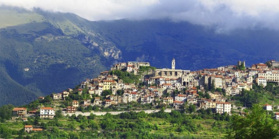 Italijanski grad veštica između planina i mora! Idealna destinacija za jesenje putovanje