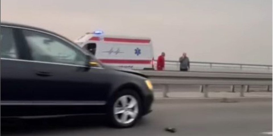 Udes na Pupinovom mostu: Ima povređenih, saobraćaj obustavljen