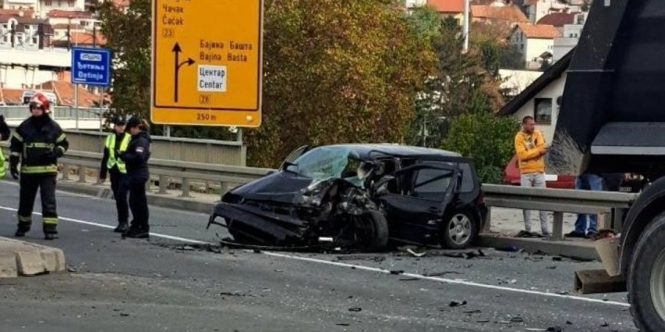 Jeziva nesreća na putu Užice - Zlatibor: Automobil podleteo pod kamion