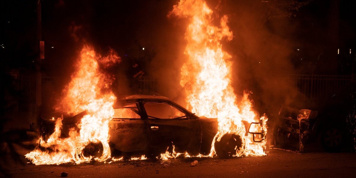 Svešteniku zapaljen automobil u Tivtu: Izvršen uviđaj, policija u potrazi za počiniocem!