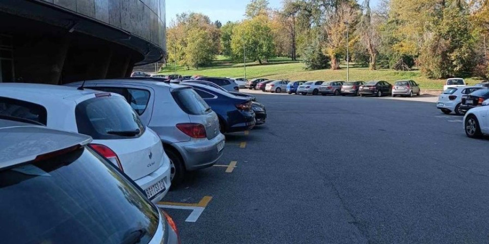 Ovo u Humskoj nije viđeno 10 godina! Pun parking, svi došli na posao iz straha od otkaza (FOTO)