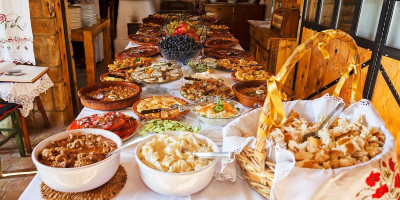 Kremasta salata od pečenih paprika sve je zastupljenija na slavskim trpezama, pa se stiče utisak da baca s trona mimozu i rusku salatu.