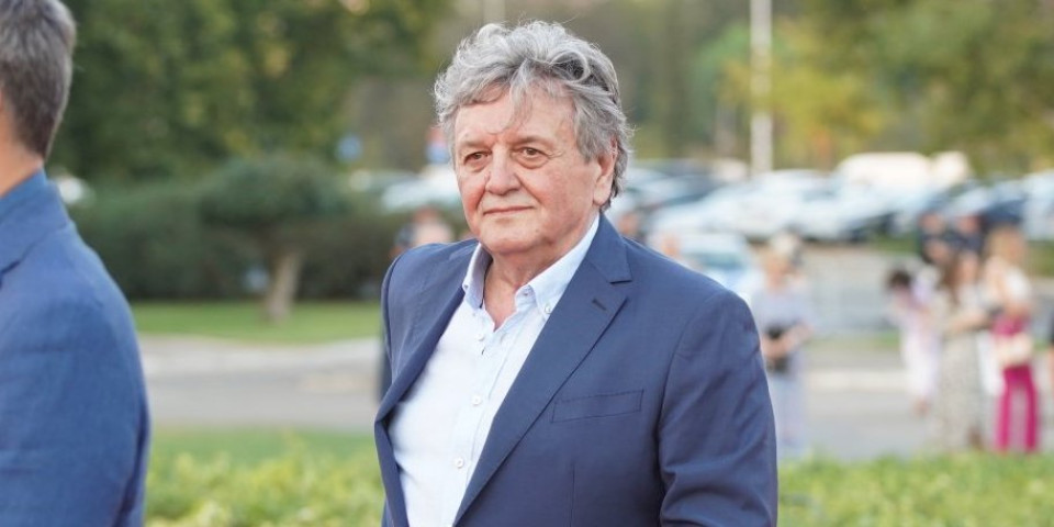 (FOTO) Radoš Bajić proglašen zaslužnim građaninom Trstenika: U rodnom selu ga dočekala deca sa cvećem i aplauzima