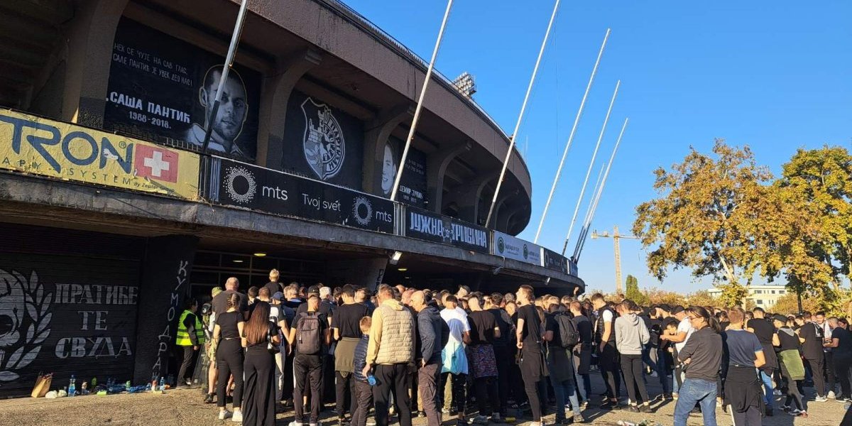 Fantastične scene iz Humske! Utakmica uveliko u toku, a ispred blagajni gužva! "Grobari" željni dobrog Partizana (FOTO)