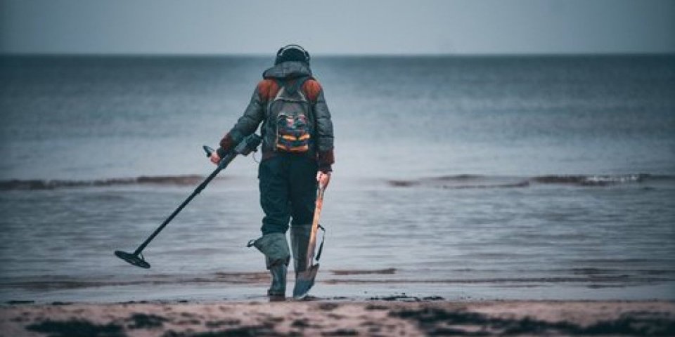 Hodao je po plaži sa detektorom metala i otkrio ovo! Nije mogao da veruje svojim očima (VIDEO)