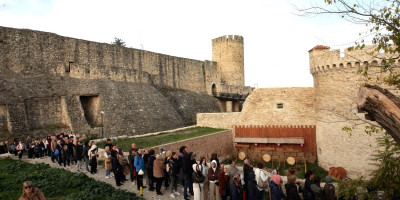 Danas su se vernici okupili ispred Crkve Ružice na Kalemegdanu, gde strpljivo čekaju u dugom redu kako bi se poklonili moštima Svete Petke.