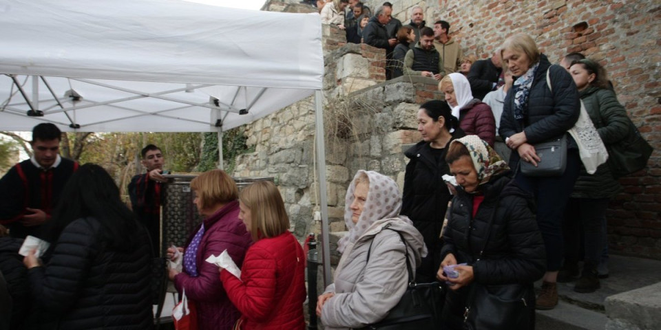 Na Kalemegdanu redovi do crkve Svete Petke! Vernici strpljivo čekaju da uđu i svetinju i iseku kolač (VIDEO)